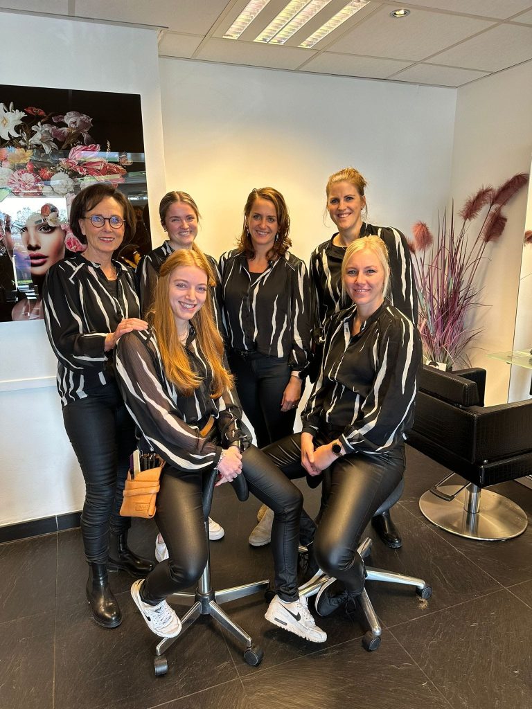 Het team van Kapsalon Trendline in de salon