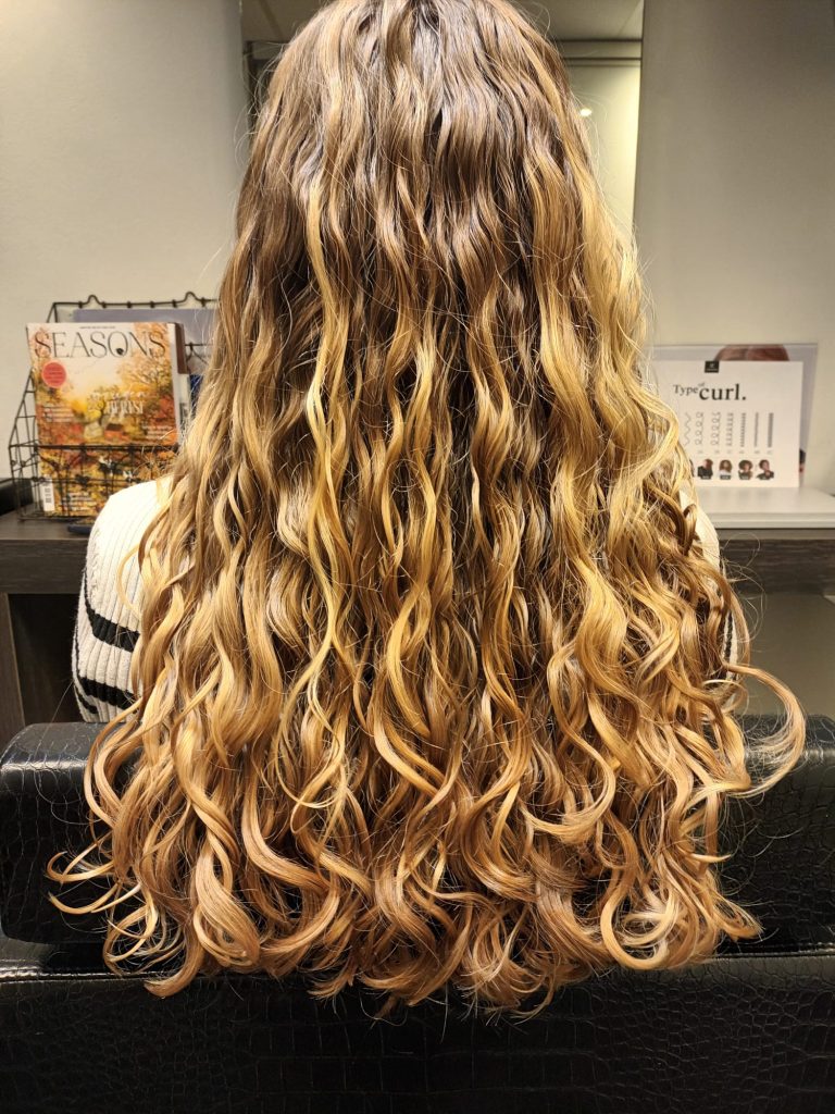 Lang golvend haar na behandeling bij Kapsalon Trendline