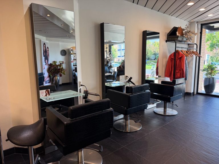Werkplekken bij het raam in Kapsalon Trendline in Bodegraven