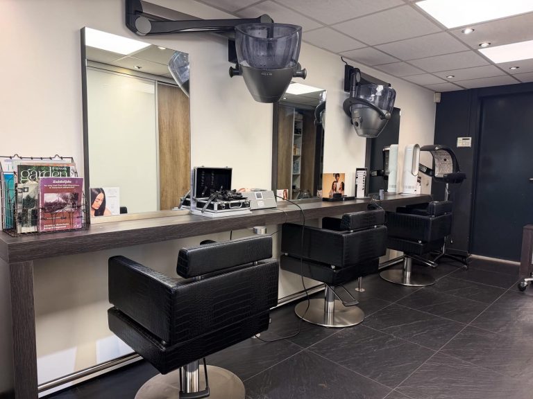 Werkplekken met spiegels in Kapsalon Trendline