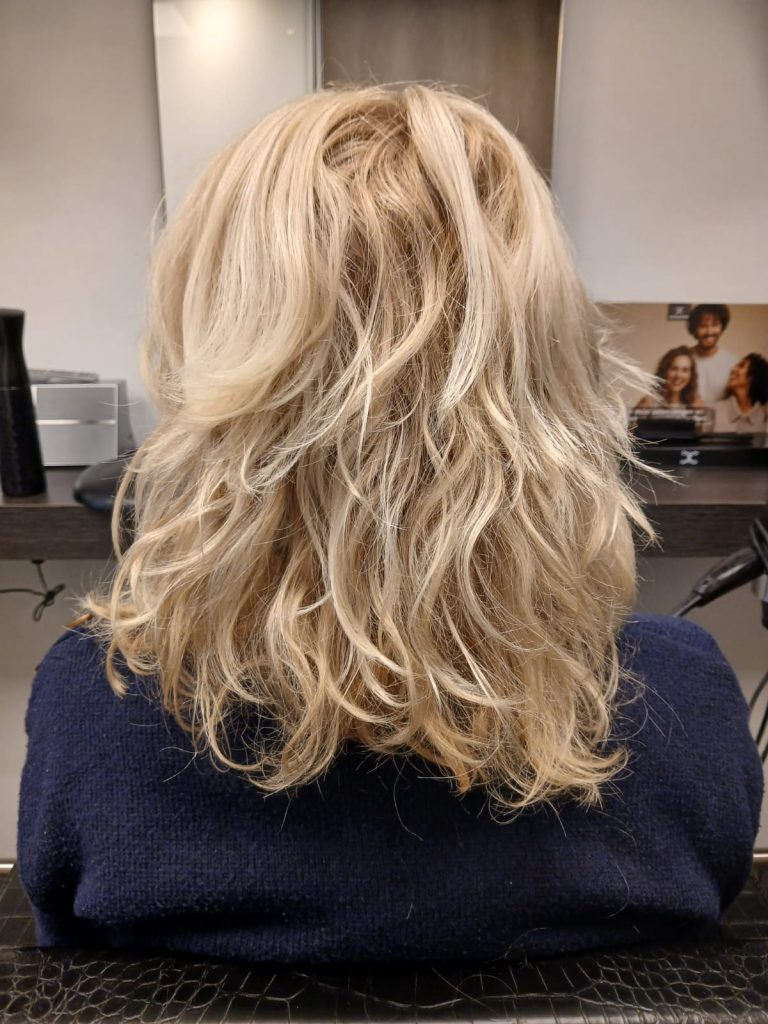 Blond krullend haar bij Kapsalon Trendline in Bodegraven